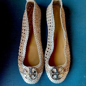 Tory Burch Flats woven leather. Like new. Size 8